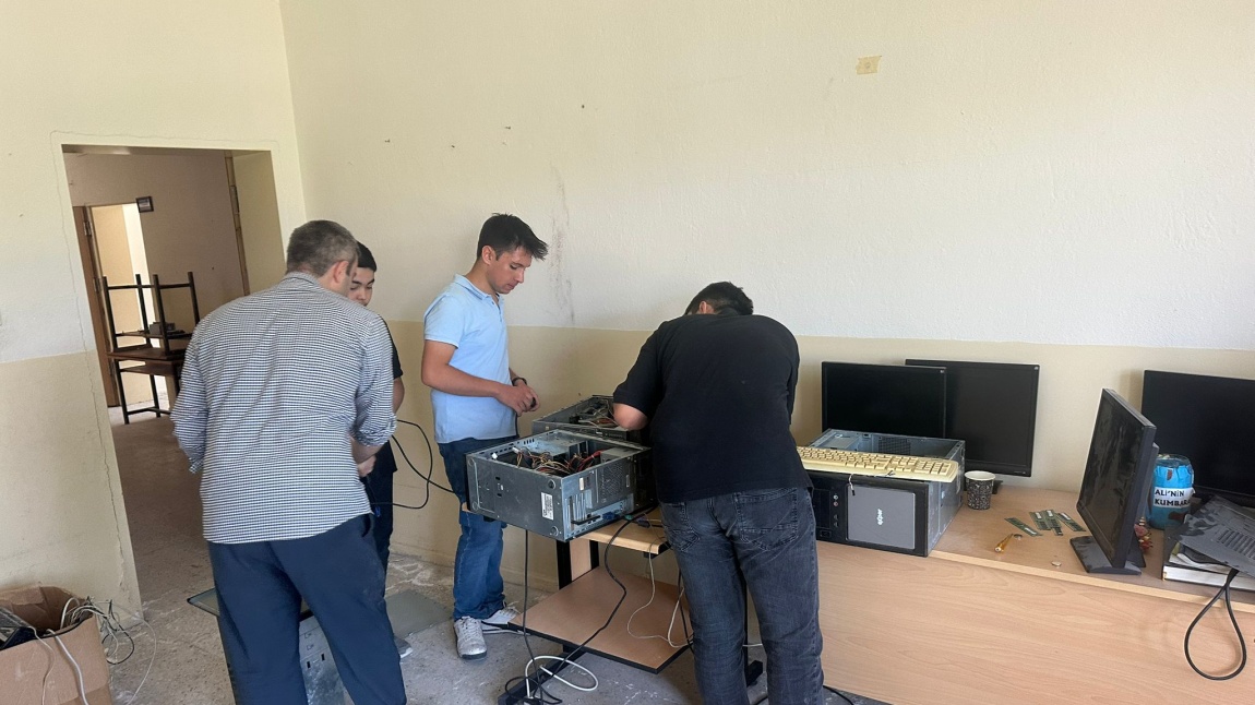 TEKNOLOJİ KARDEŞLİĞİ SOSYAL SORUMLULUK PROJESİ KAPSAMINDA KOÇPINAR ELMACIK ŞEHİT HALİL KÖKSAL İLKOKULUNDAKİ BİLGİSAYARLARIN BAKIM ONARIMINI GERÇEKLEŞTİRDİ